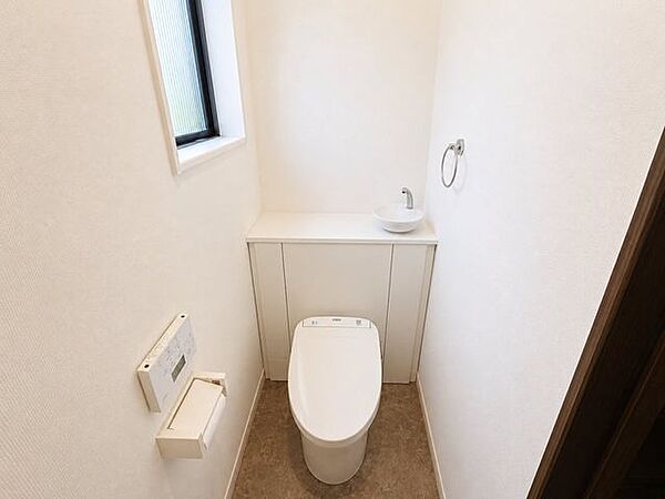 小窓付きの明るいトイレです！掲載写真はAIを使用し、一部不要物を除去しています。