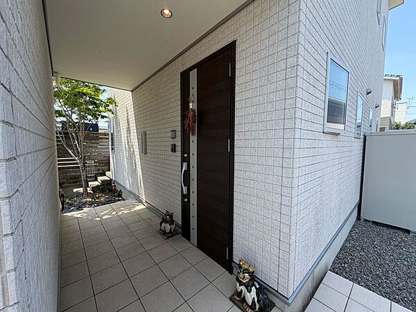玄関は屋根付きで、雨の日の出入りも安心です♪