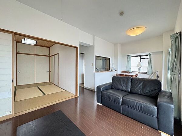 和室が隣接した、広々と使える開放感のあるリビングです。