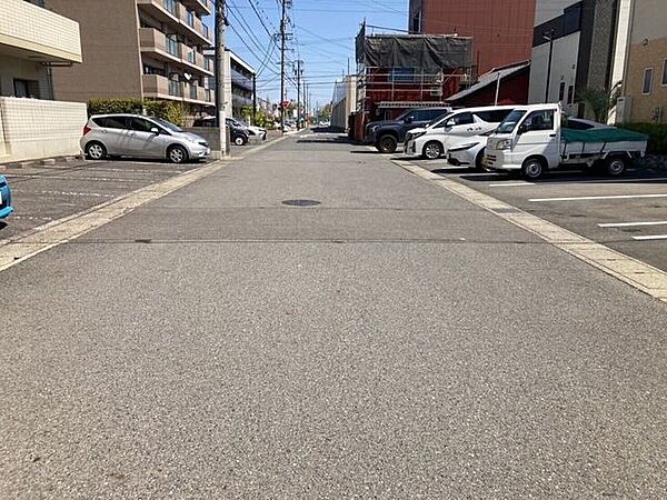 平面駐車場なので停めやすいです！