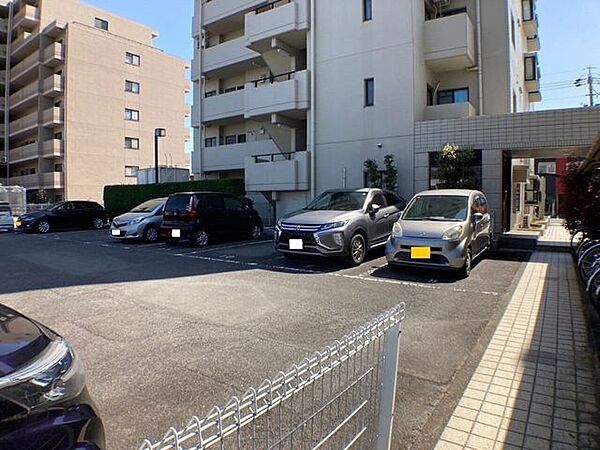 平面駐車場なので停めやすいです！