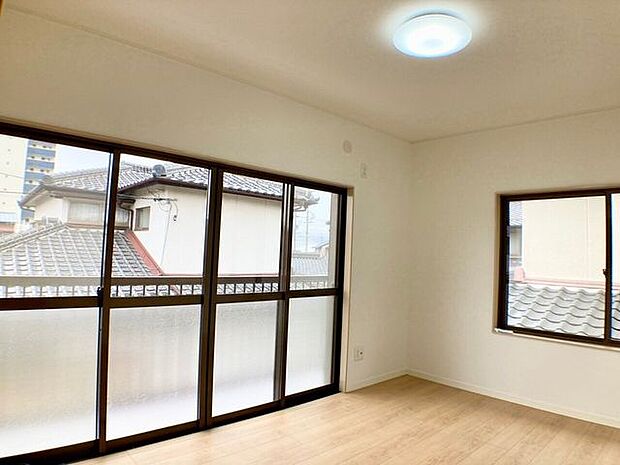 大きな窓がついている洋室は、自然光が入り主寝室に最適です！