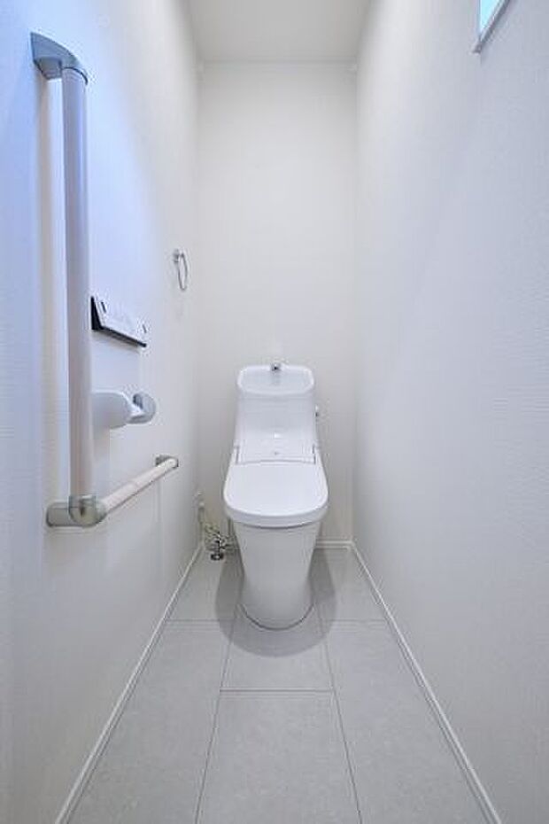 小窓付きで換気もしっかりとできるトイレが各階に完備です！
