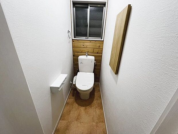 1階：温水洗浄機能付きトイレ