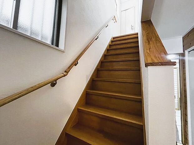 2階へ続く階段：手摺あります♪