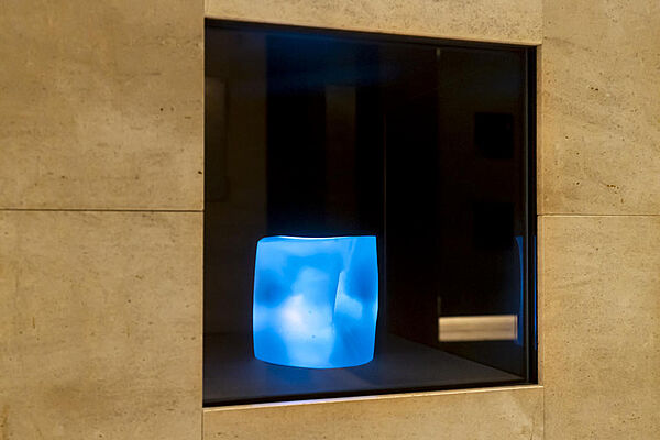 【アートが灯る共用部】壁面のニッチにアートが灯る、共用部のこだわりの意匠。細部まで手をかけたデザインが建物全体の質を高めています。（2026年8月撮影）