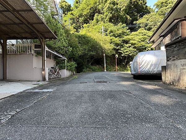 太宰府駅まで　1400m　徒歩約18分●現存する西鉄最古の駅。駅構内に観光案内所が設けられており太宰府天満宮にも近く、太宰府観光の拠点となっている。