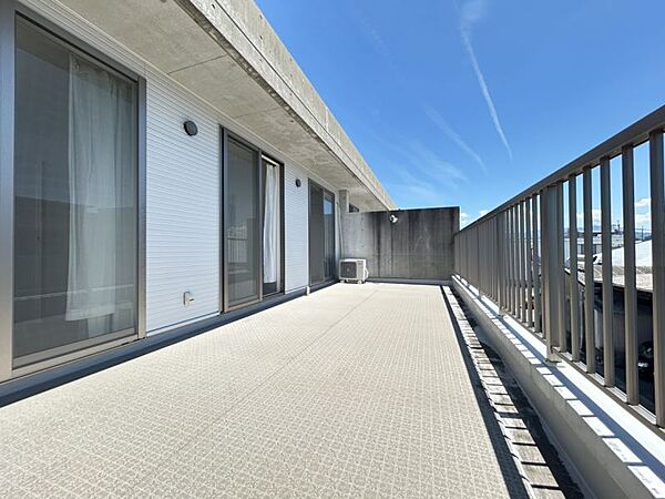 約23.55ｍ2の広々としたスカイデッキ♪開放感あふれるスペースは様々な用途でお使いいただけます♪