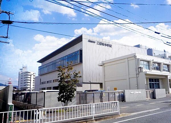 二日市小学校まで　400m　徒歩約5分●教育目標「二日市に愛着をもち、自ら学び、心豊かに、たくましく生きる子どもの育成」