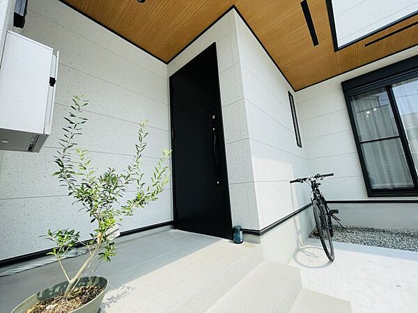外観に調和したおしゃれな玄関がお出迎え♪