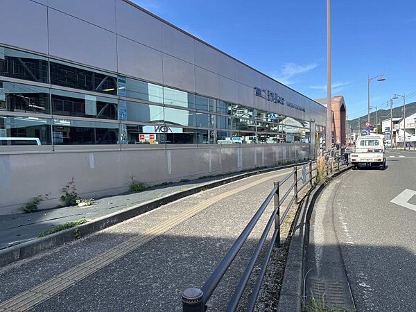 天神大牟田線、太宰府線「西鉄二日市」駅　徒歩約10分　750ｍ　特急停車駅。太宰府線と大牟田線が接続す。近くに大学や高校もあり活気のある駅。