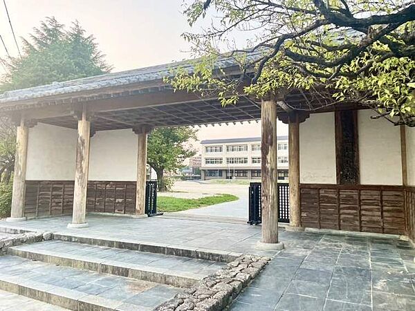 水城小学校　徒歩約17分　1300ｍ　教育目標『水城の地が好きだ』という子どもの育成」太宰府市イチの生徒数、教員数。