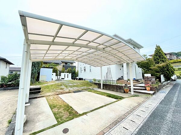 カーポート付きの駐車場です☆