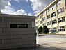 周辺：席田中学校まで　2900m　徒歩約37分　周辺を木々に囲まれた緑豊かな環境でのびのびとした学校生活を送ることができます。