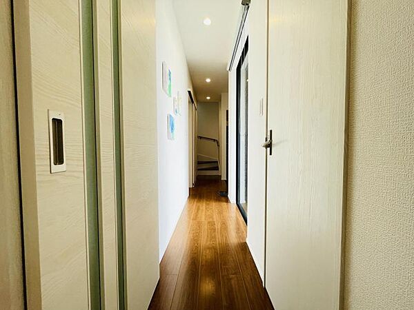 光がたっぷり入る開放的な廊下！明るい光に包まれて家族を気持ちよく迎えてくれます♪