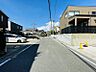 外観：前面道路が広く駐車の苦手な方も楽々駐車ができます！