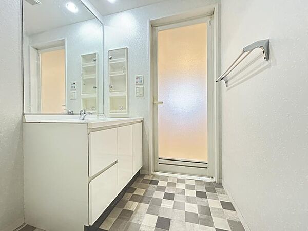 広々大きな鏡台＆シャワー付水栓で洗面台でのシャンプーや毎日の掃除に大変便利です！