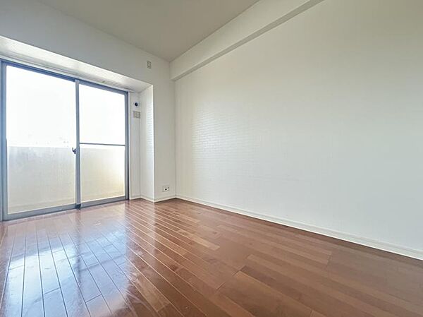 大きな窓からたっぷりの日差しが降り注ぐ明るい室内