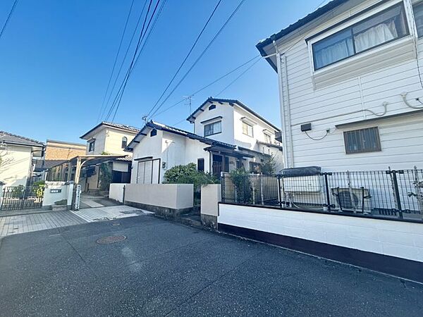 周辺に高層建物がないため陽当たり・風通し良好です◎明るい空間で気持ちよく暮らせますね。