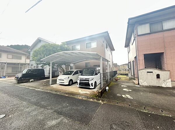 カーポート付き駐車場♪雨天時の車の乗り降りもストレスフリーです！