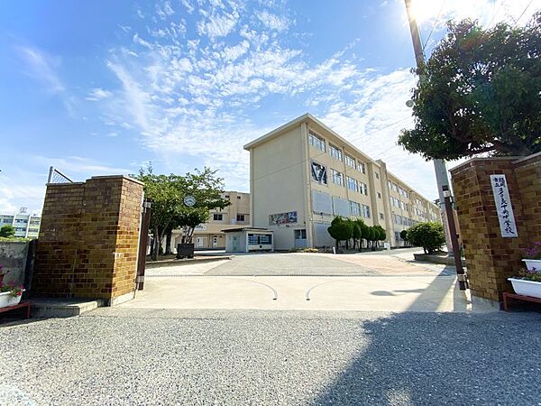 多々良中央中学校まで　800m　徒歩約10分●校訓「創造」「協力」「勉励」　教育目標「一人ひとりの無限の可能性を伸ばし 夢抱く 人間性豊かな生徒の育成」
