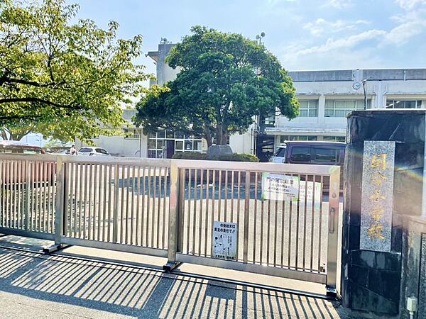 国分小学校　徒歩約18分（約1400ｍ）周辺に水城跡、筑前国分寺跡、国分尼寺跡などが点在し、様々な文化に直接触れ合える環境が充実しています。