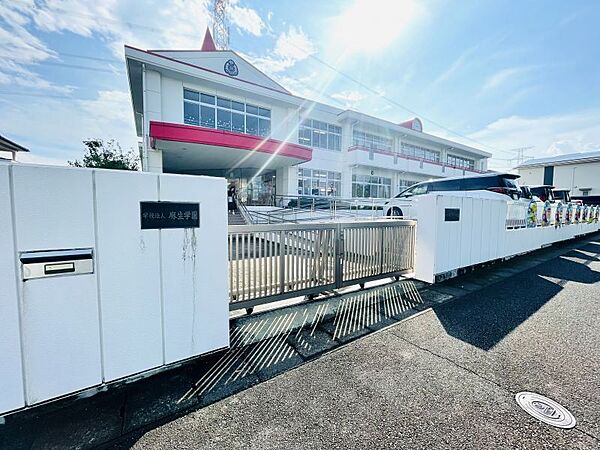 アスター幼稚園まで355m　徒歩約5分　園舎の床は広々フローリングで木の温もりを基調としています。四季折々の草花や小動物を育てています。