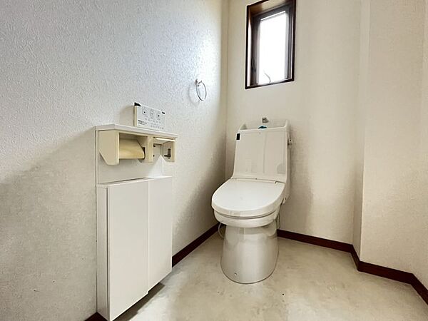 1階トイレになります。小窓付きでいつでも換気が可能です。収納付なのも便利ですね。