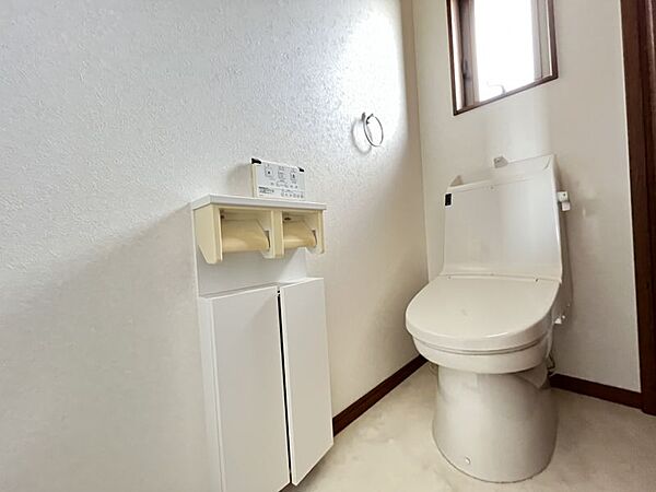 2階トイレは1階同様小窓付きでいつでも換気が可能です。収納付になります。