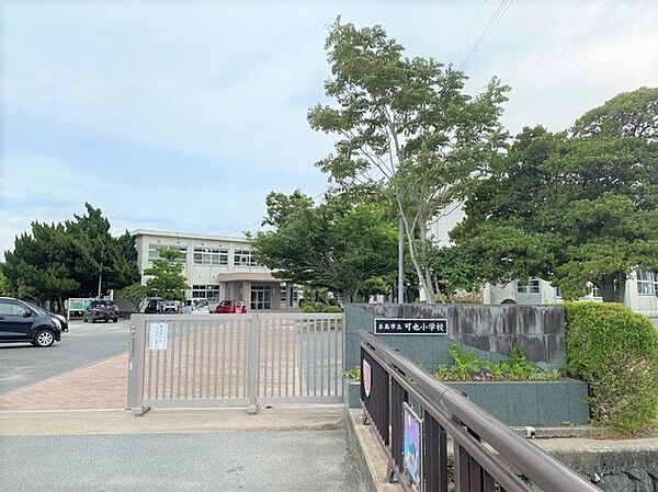 可也小学校　徒歩約18分（約1400ｍ）よりよい人間関係をつくり出し学びを深める子どもの育成を目標にしている。可也山をはじめ多くの緑に囲まれた自然豊かな場所にあります。