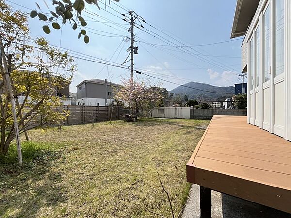 広々としたお庭付きなので家庭菜園やBBQ等楽しめ堂ですね♪