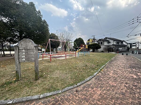 諸岡中央公園まで　611m　徒歩約8分
