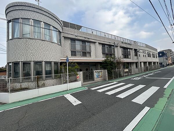 第2板付保育園まで　604m　徒歩約8分●明るい園舎。道路を挟んだ目の前に広々とした諸岡中央公園があり、毎日元気に遊んでいます。