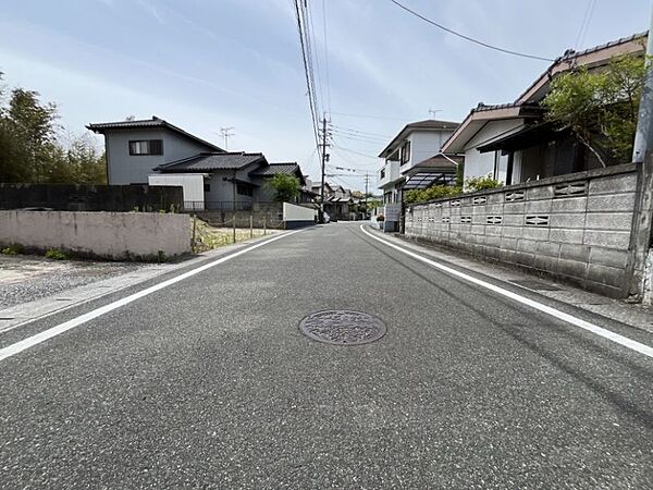 広々とした前面道路！交通量も少なく、運転が苦手な方でもラクラク駐車です♪