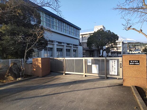 【小学校】吉永第一小学校まで約550ｍ（徒歩約7分）です。お子様がいらっしゃる方も安心の距離です。