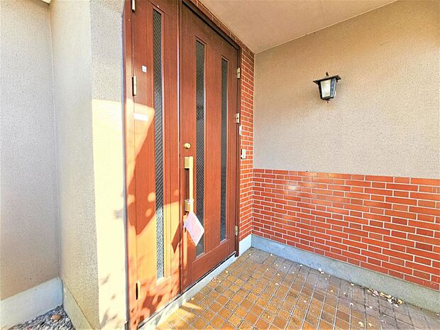 【リフォーム中/玄関外部】数年前に前所有者にて交換されたブラウン色の玄関ドアです。鍵交換を実施しお引き渡しいたします。