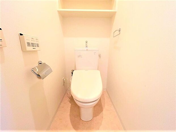 【トイレ】温水洗浄機能付きで毎日快適に使用できます。床はクッションフロアなのでお掃除ラクラク。汚れも簡単に落とせ跡にも残りにくくいつもきれいなトイレが保てます。これから、便座交換、クリーニングを行いま