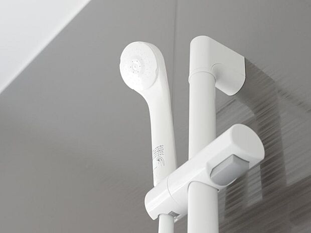 【同仕様写真】浴室のシャワーホースはスライドバーになっているので高さ調節が可能です。
