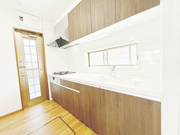 リフォーム済／キッチンを新品に交換しました。人工大理石の天板が明るく清潔感があります。