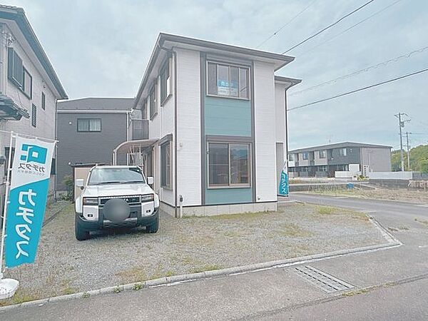 駐車場は並列で普通車3台駐車可能。来客時に便利ですね。