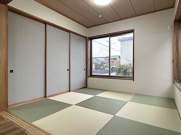 リフォーム済／1階南東和室／4.5帖／畳を琉球畳風にリフォームしました。樹脂製で汚れに強くお手入れもラクラク、座り心地も良いです。