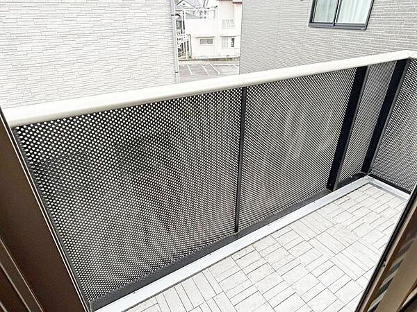 南向きバルコニー／清掃を行いました。日当たり、風通しよく、お洗濯ものが良く乾きます。