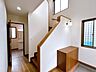 その他：リフォーム済／玄関（内観）／壁紙張替え、床材重ね張り、照明交換を行いました。吹き抜けで解放感のある玄関です。