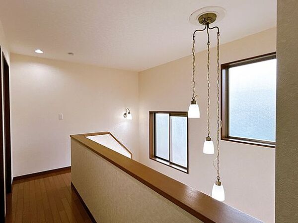 リフォーム済／2階廊下／壁紙張替え、床材重ね張り、照明交換を行いました。
