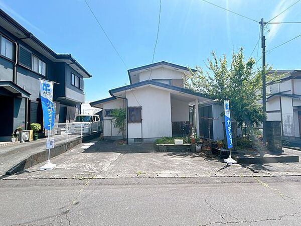 普通車1台、軽1台駐車可能です。
