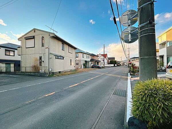前面道路写真です。南西側道路。幅員約6ｍです。