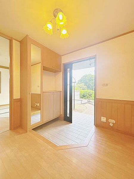 リフォーム済/玄関（内観）　シューズボックスがあるので、玄関まわりをすっきり保ちやすくなっています。