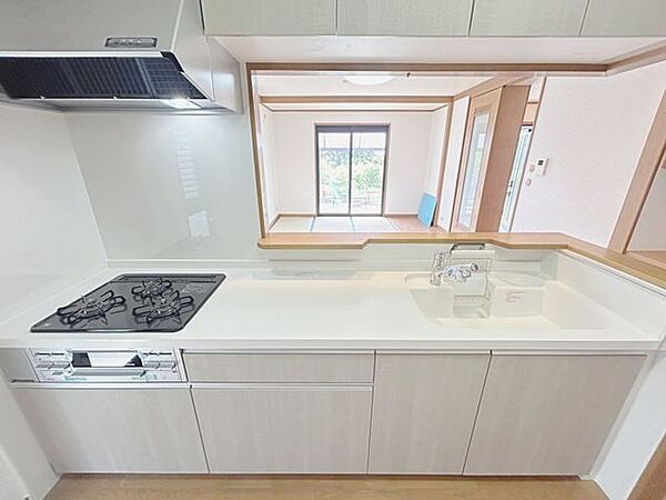 リフォーム済/キッチン　キッチンはリビングが見える対面キッチンです。デザイン性の高いシステムキッチンで料理好きな方におすすめです。