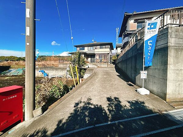 前面道路からの写真です。