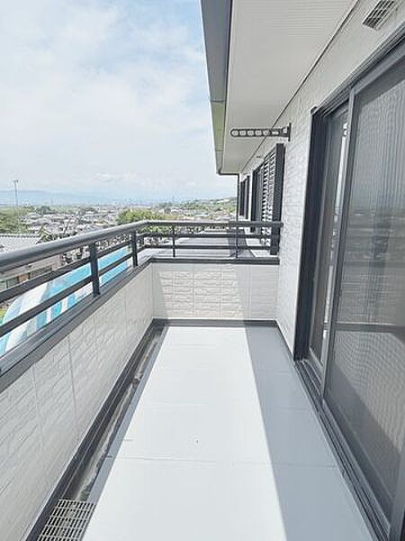 リフォーム済/バルコニー　防水塗装を施しました。南に面したバルコニーで、洗濯物もよく乾き布団も干しやすい空間です。